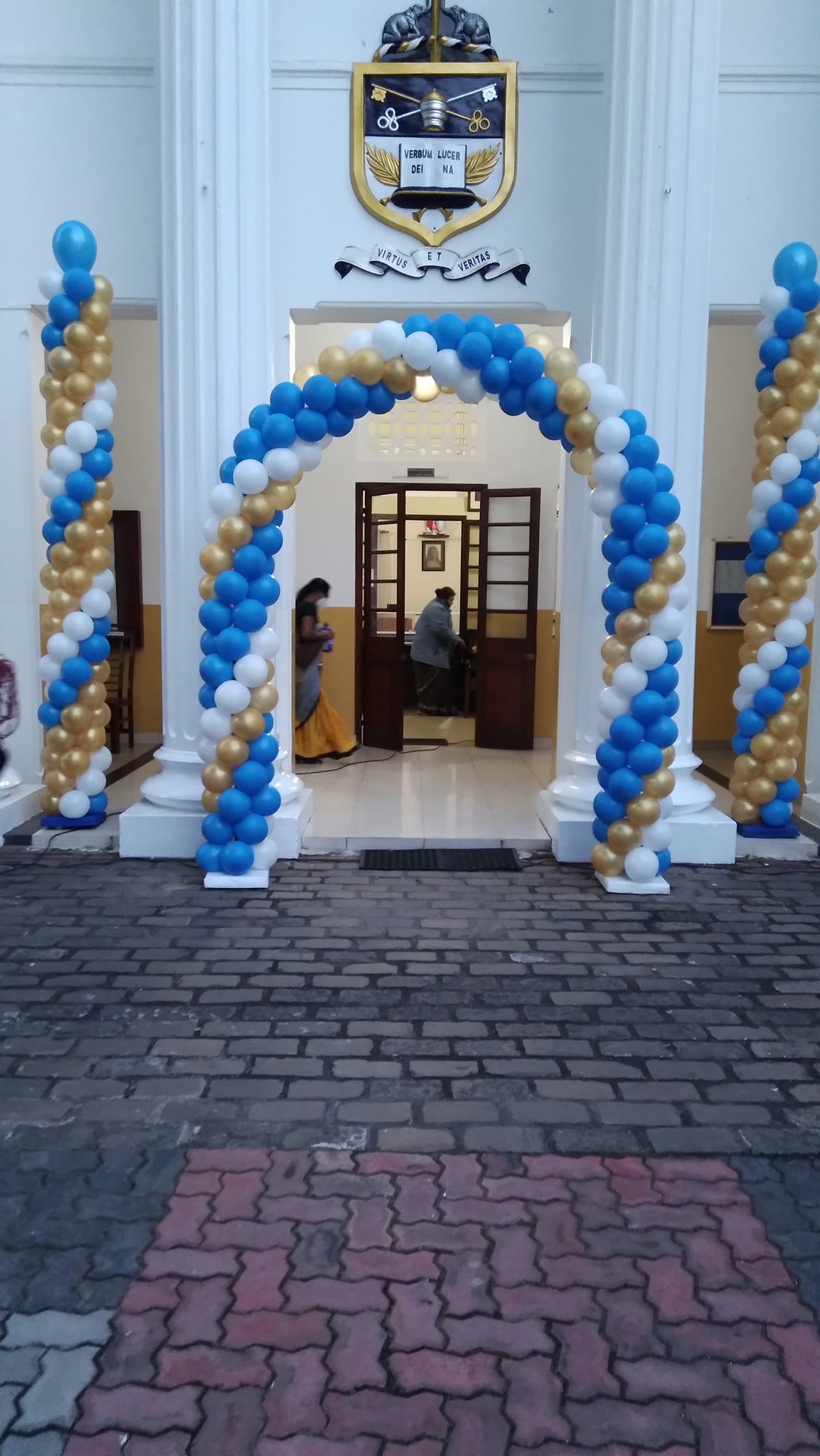Half circle balloon arch pillar for event decoration